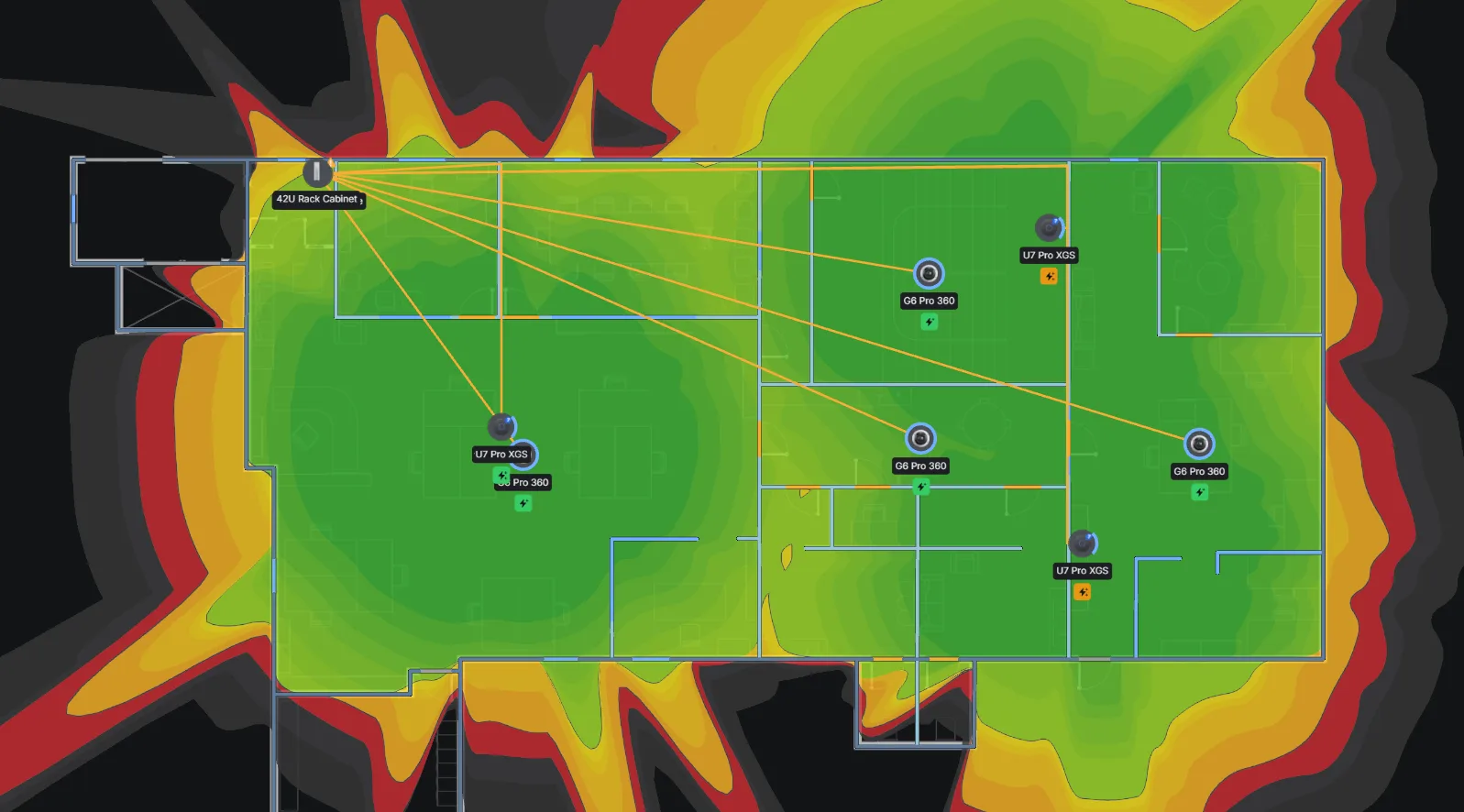 Grundriss eines Gebäudes im UniFi Design Center mit eingezeichneten Access Points und Kameras; die Farbkarte zeigt die geplante WLAN-Abdeckung, grün für starkes Signal bis rot für schwaches.